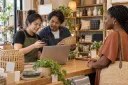 พนักงานร้านกำลังตรวจสอบคำถามจากแบบฟอร์มกับเจ้าของและเตรียมตอบลูกค้า